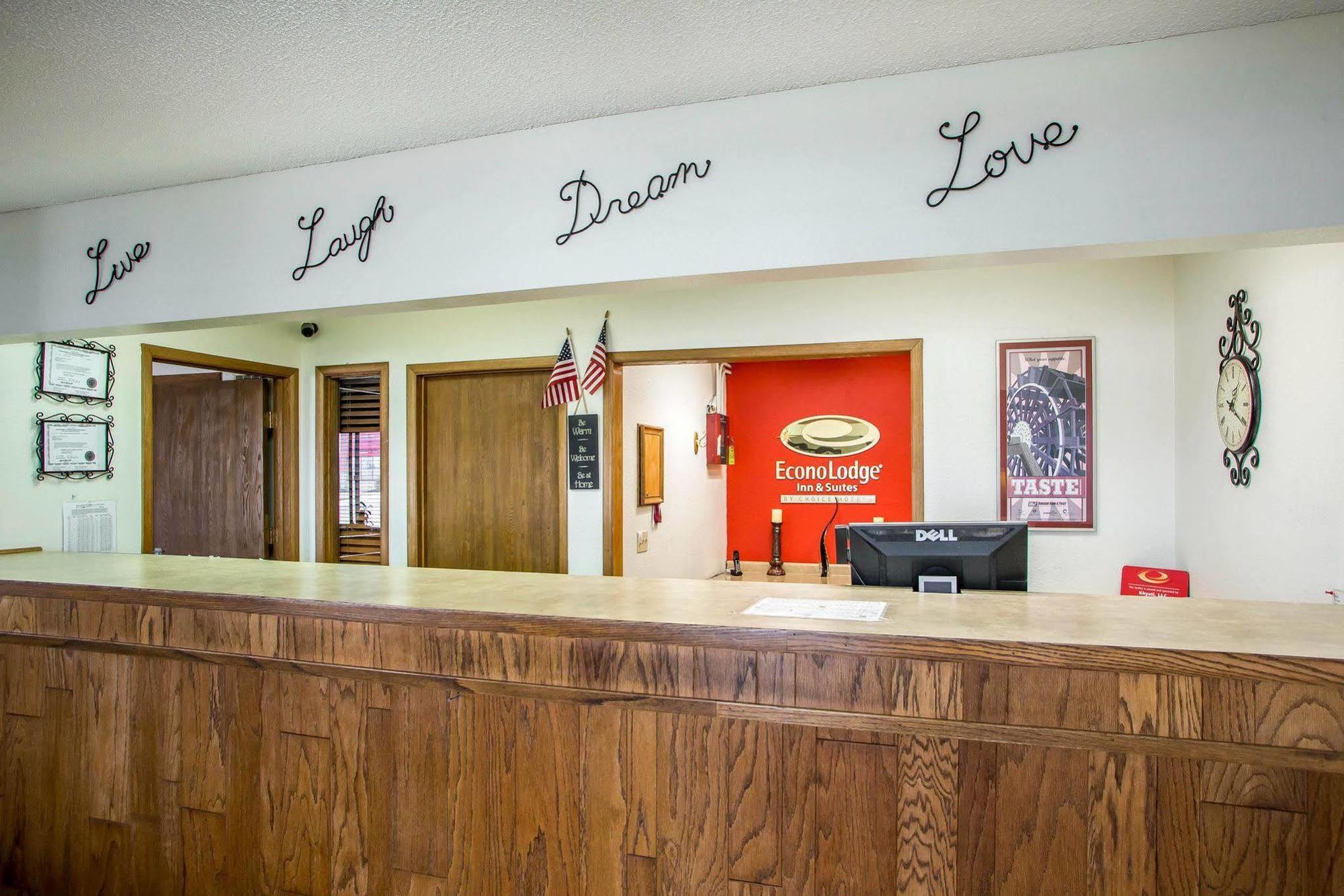 Econo Lodge Inn & Suites Dubuque Exterior foto